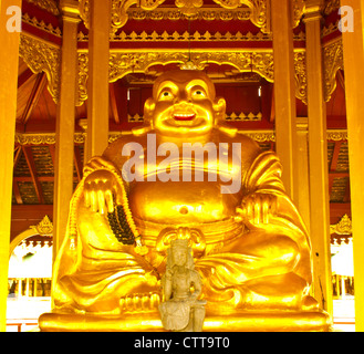 Stock Foto - lächelnd goldene Buddha-Statue, chinesische Gott Glück, Reichtum und Glück isoliert auf weiß Stockfoto