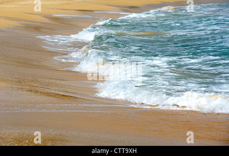 Wellen bis an den Strand Menorca Spanien Stockfoto