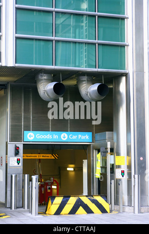 Über dem Parkplatz Eingang eines Bürogebäudes Abgasanlage Belüftung. Stockfoto