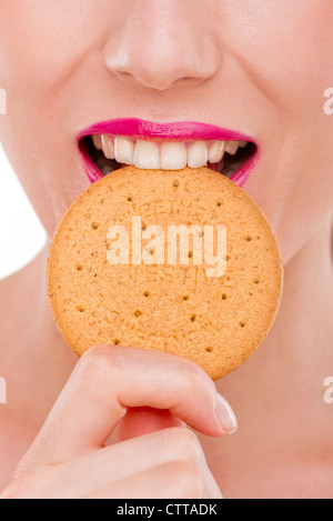 Frau in verdauungsfördernde Keks beißen Stockfoto