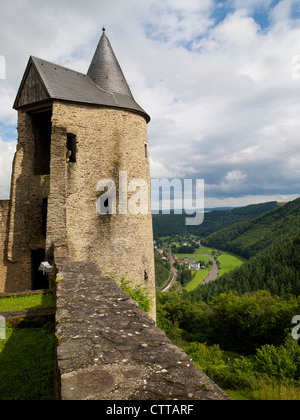 Turm der Burg Bourscheid mit typisch luxemburgische Landschaft im Hintergrund Stockfoto