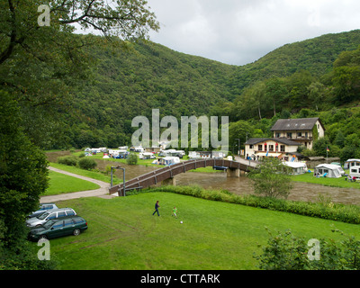 Kleiner Campingplatz im grünen Tal des Flusses sicher in Bourscheid, Luxemburg Stockfoto