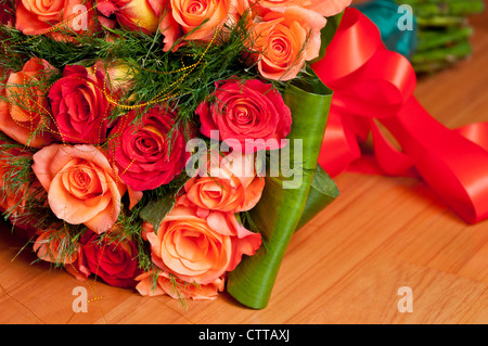 Einen schönen hellen farbigen Bräute Bouquet mit frischen Rosen und ein rotes Band Stockfoto