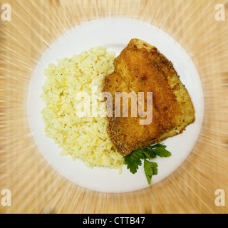 Gebratene panierte Tilapia, serviert mit Reis und Kräutern Stockfoto