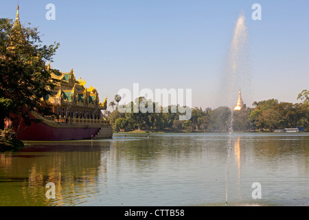 Shwedagon-Pagode und Kandawgyi See, Yangon, Myanmar Stockfoto