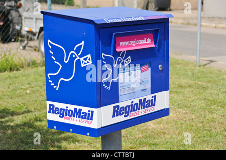 Blauer Briefkasten Mailbox des deutschen regionalen traditionellen Werbung Dienstleistungsunternehmen RegioMail - Heilbronn Deutschland Stockfoto