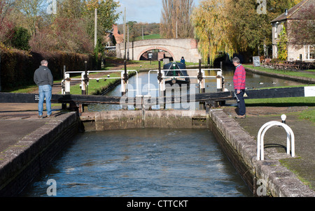 Narrowboat Eingabe sperren am grand union canal Stockfoto