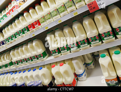 Milch in den Regalen der eine Supermarkt-Aisle, UK. Stockfoto