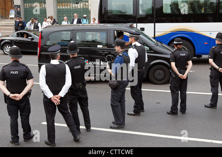 Taxi-Fahrer verursachen Stau rund um Hyde Park Corner während einer Protestaktion über ihren Ausschluss von Olympic lanes Stockfoto