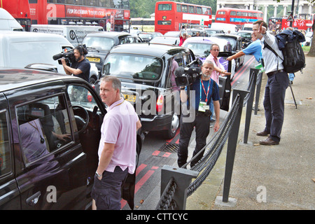 Taxi-Fahrer verursachen Stau rund um Hyde Park Corner während einer Protestaktion über ihren Ausschluss von Olympic lanes Stockfoto