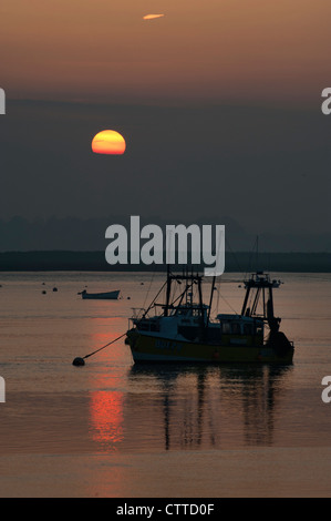 Sonnenuntergang über dem Fluss deben bei Bawdsey Suffolk England Stockfoto