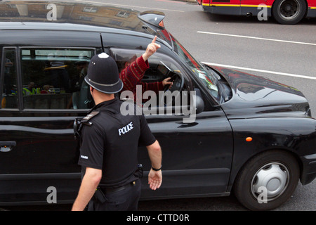 Taxi-Fahrer verursachen Stau rund um Hyde Park Corner während einer Protestaktion über ihren Ausschluss von Olympic lanes Stockfoto