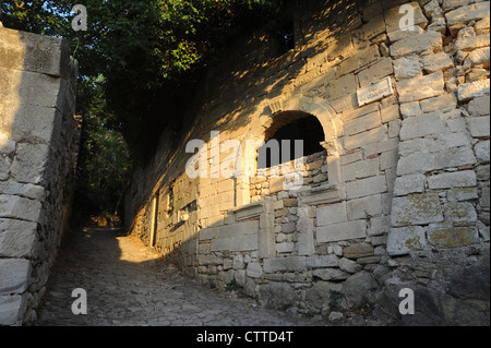 Alte Steinhäuser in der teilweise menschenleeren Dorf von Oppede-le-Vieux Luberon Gegend der Provence, Südfrankreich. Stockfoto