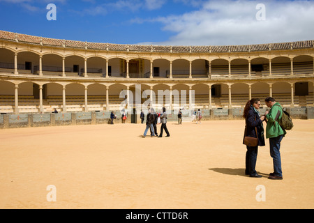 Touristen in der Stierkampfarena in Ronda, eröffnet im Jahre 1785, eines der berühmtesten und ältesten Stierkampfarena Spaniens. Stockfoto