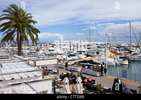 Resort Stadt Marbella Yachthafen am Wasser, beliebtes Urlaubsziel im Süden von Spanien, Andalusien, Provinz Malaga. Stockfoto