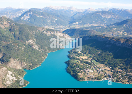 LUFTAUFNAHME. Lake Castillon, ein Stausee im Verdon River Valley. Saint-Julien-du-Verdon, Alpes-de-Haute-Provence, Frankreich. Stockfoto