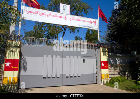 Eingangstor zur Residenz von burmesischen Oppositionspolitiker Aung San Suu Kyi in Yangon (Rangoon), Myanmar (Burma). Stockfoto