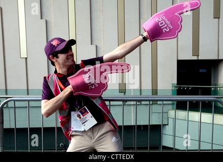 Freiwillige zeigt Weg zum Olympic Park in Stratford, London Stockfoto