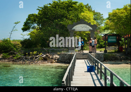 Ein Dock zu Menjangan Island, wo Taucher und Schnorchler zwischen den Tauchgängen an einem schönen Korallenriff in Bali ausruhen. Stockfoto