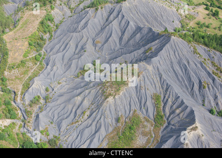 LUFTAUFNAHME. Badlands aus Sedimentgestein, das aus schwarzem Mergel (Ton und Kalk) besteht. La-Robine-sur-Galabre, Alpes-de-Haute-Provence, Frankreich. Stockfoto