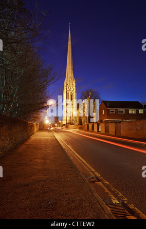 Viktorianischen Kirche von St. Walburge, Preston, durch Joseph Hansom, nachts, mit Blick auf Pedder Street und Lichtspuren. Stockfoto