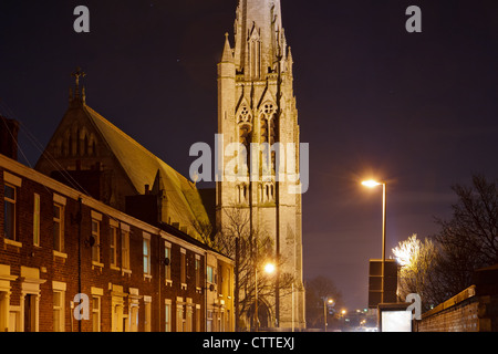 Viktorianische Kirche von St. Walburge, Preston, durch Joseph Hansom, nachts mit viktorianischen Reihenhäusern. Stockfoto