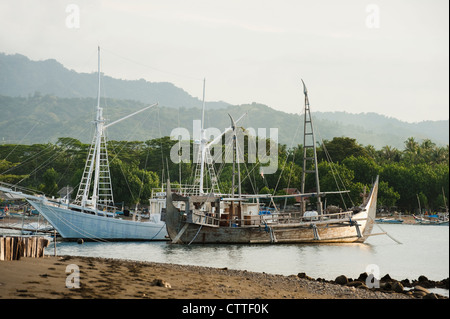 Eine exotische Ringwade Fischerboot genannt ein Prahu Madura ist in der Fischerei Dorf Pemuteran, Bali, Indonesien angedockt. Stockfoto