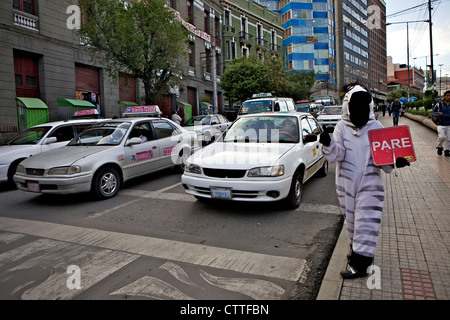 Bolivianische Verkehr Zebras hilft Ihnen, sicher, überqueren Sie die Straße La Paz, Bolivien, Südamerika Stockfoto