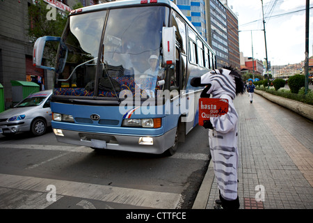 Bolivianische Verkehr Zebras hilft Ihnen, sicher, überqueren Sie die Straße La Paz, Bolivien, Südamerika Stockfoto