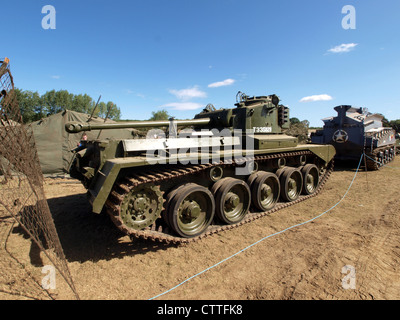 Dieser Kometenpanzer, der mit den Insignien der 11. Panzerdivision gekennzeichnet war, wurde von der britischen Armee während des Zweiten Weltkriegs eingesetzt. Der Komet war ein schneller und leistungsstarker Panzer, der für die Bekämpfung deutscher Panzerfahrzeuge konzipiert wurde und eine entscheidende Rolle in der Panzerkriegsführung spielte. Stockfoto