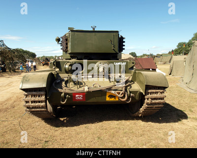 Der Comet-Panzer, der mit den Insignien der 11. Panzerdivision gekennzeichnet ist, ist ein britisches Fahrzeug aus der Zeit des Zweiten Weltkriegs. Bekannt für seine Feuerkraft und Rüstung, spielte es eine wichtige Rolle in der Panzerkriegsführung während des Krieges und bot taktische Vorteile in Kampfsituationen. Stockfoto