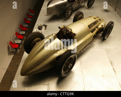 Der Mercedes Benz W154 N von 1938 ist im Technischen Nationalmuseum in Prag ausgestellt. Dieser Rennwagen, bekannt für seine fortschrittliche Technik, wurde für die Grand Prix-Rennen vor dem Krieg entwickelt und verfügt über einen leistungsstarken Motor und eine innovative Aerodynamik für seine Zeit. Stockfoto