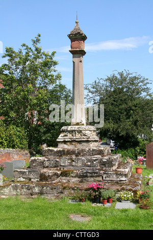 15. Jahrhundert Kirchhof Kreuz Str. Andrews Kirche Ombersley Worcestershire England UK Stockfoto