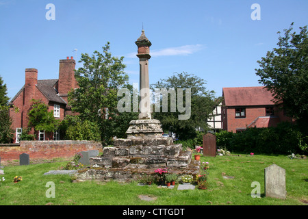 15. Jahrhundert Kirchhof Kreuz Str. Andrews Kirche Ombersley Worcestershire England UK Stockfoto