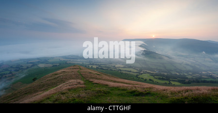 Sonnenaufgang über den schwarzen Bergen von Mynydd Troed. Brecon Beacons National Park. Powys. Wales. VEREINIGTES KÖNIGREICH. Stockfoto