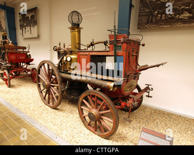 Das 1882 im Nationalen Technischen Museum in Prag ausgestellte Pferdefeuerwehrfahrzeug Shand, Mason & Co. Ist ein historisches Feuerwehrgerät. Es steht für technologische Fortschritte bei der Brandbekämpfung im 19. Jahrhundert und verfügt über dampfbetriebene Fähigkeiten und eine Pferdekutsche für Mobilität. Stockfoto