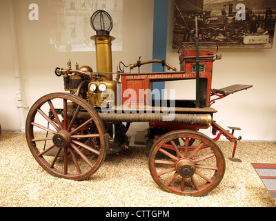 Diese 1882 von Shand, Mason & Co. Gezogene Dampffeuerwehrmaschine ist Teil der Sammlung des Nationalen Technischen Museums in Prag. Es ist ein frühes Beispiel für die Brandbekämpfungstechnik. Stockfoto