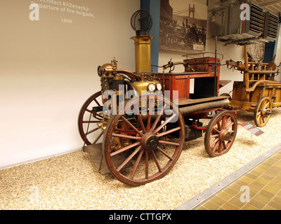Die 1882 von Shand, Mason & Co. Gezogene Dampffeuerwehrmaschine von Shand, Mason & Co. Ist im Nationalen Technischen Museum in Prag zu sehen. Dieses historische Feuerwehrfahrzeug, das einst für die Brandbekämpfung eingesetzt wurde, ist ein bedeutendes Beispiel für die Feuerlöschtechnik des 19. Jahrhunderts. Stockfoto