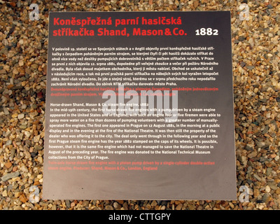 Das Dampffeuerwehrfahrzeug Shand, Mason & Co. 1882, ausgestellt im Nationalen Technischen Museum in Prag, ist ein historisches Stück Feuerwehrtechnik. Dieser Pferdemotor stellt einen frühen Fortschritt bei der Brandbekämpfung dar und nutzt Dampfleistung für die Pumpenbetätigung und Brandunterdrückung. Stockfoto