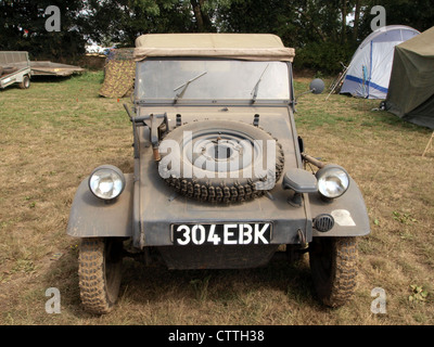 Der Volkswagen Kübelwagen Kfz. K1 ist ein deutsches Militärfahrzeug aus dem Zweiten Weltkrieg, das für sein leichtes, robustes Design bekannt ist. Von der Bundeswehr genutzt, diente es als Geländetransportfahrzeug für Truppen und Ausrüstung während des Krieges. Stockfoto