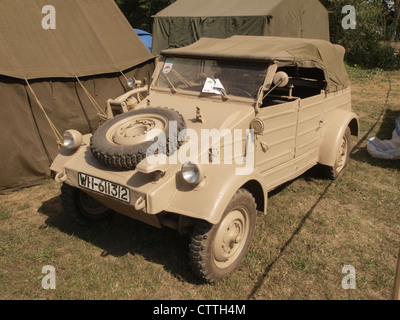 Der Volkswagen Kubelwagen Typ 82 aus dem Jahre 1945, im Besitz von Ralph Daniel, ist ein Militärfahrzeug, das von der deutschen Armee während des Zweiten Weltkriegs eingesetzt wurde. Bekannt für seine Langlebigkeit und Vielseitigkeit, wurde er in verschiedenen Kampf- und Transportfunktionen eingesetzt. Stockfoto