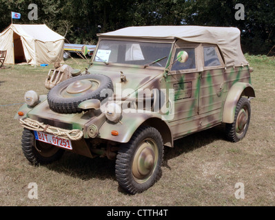 Der 1944 VW Kubelwagen Typ 82, im Besitz von Hermann Muller, war ein Militärfahrzeug, das von der deutschen Armee während des Zweiten Weltkriegs eingesetzt wurde und für seine Langlebigkeit bekannt war. Stockfoto