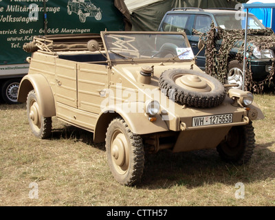 Der 1943 produzierte Volkswagen Kübelwagen Typ 82 war ein Militärfahrzeug, das während des Zweiten Weltkriegs von der deutschen Armee eingesetzt wurde. Bekannt für seine Zuverlässigkeit in schwierigem Gelände, wurde er für den Transport von Truppen und Vorräten in einer Vielzahl von Umgebungen eingesetzt. Das Fahrzeug gehört heute Claude Thill und ist ein klassisches Beispiel für die Automobiltechnik in Kriegszeiten. Stockfoto