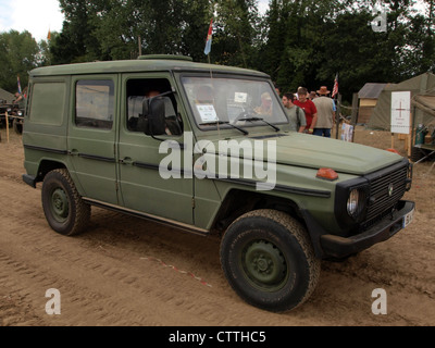 Der Mercedes Benz 280 GE 1985 ist ein 4x4-Fahrzeug im Militärstil mit robusten Geländeeigenschaften. Ursprünglich für militärische und zivile Zwecke gebaut, ist es für seine Langlebigkeit und robuste Konstruktion bekannt. Das Fahrzeug verfügt über ein Kastendesign und einen leistungsstarken Motor, der für anspruchsvolles Gelände geeignet ist und sowohl für militärische als auch zivile Anwendungen beliebt ist. Stockfoto