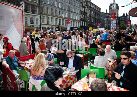 High Street, Edinburgh, mit Cafés und Bars, während das Edinburgh Festival, Schottland, UK, Großbritannien Stockfoto