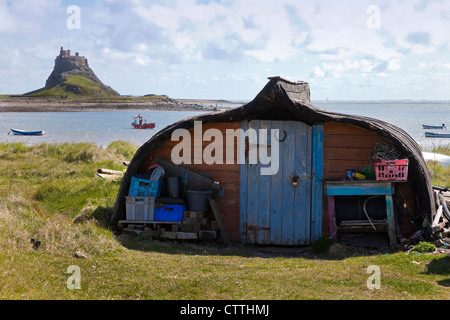 Fischers Lagerschuppen aus einem umgedrehten Boot gemacht, Lindisfarne Castle, Northumberland, England, UK, Großbritannien Stockfoto