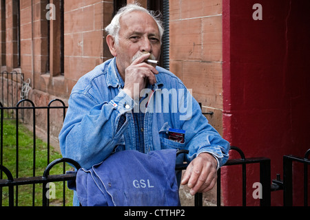 Robert Snell, Rentner und Bewohner von älteren Street, Govan, Glasgow stehend vor seinem Wohnhaus in Govan, Glasgow Stockfoto