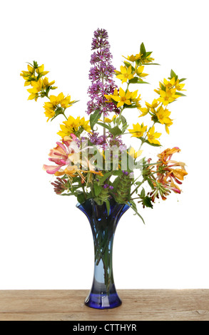 Anordnung von wilden Blumen in einer Vase in blauem Glas Stockfoto