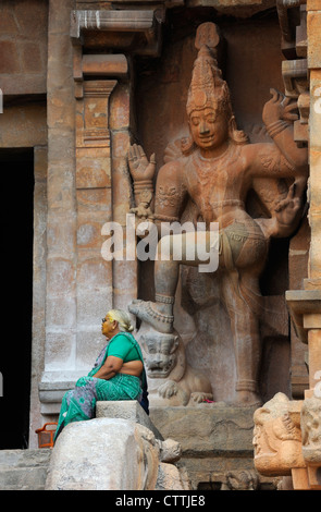 Ein Besucher im großen Tempel, Chola Architektur Stockfoto