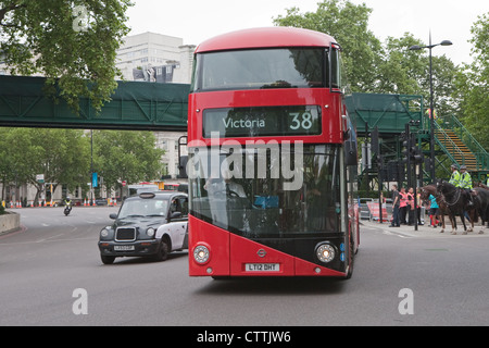 Nummer 38 roten Bus, neu, neben einem schwarzen Taxi London Victoria Stockfoto